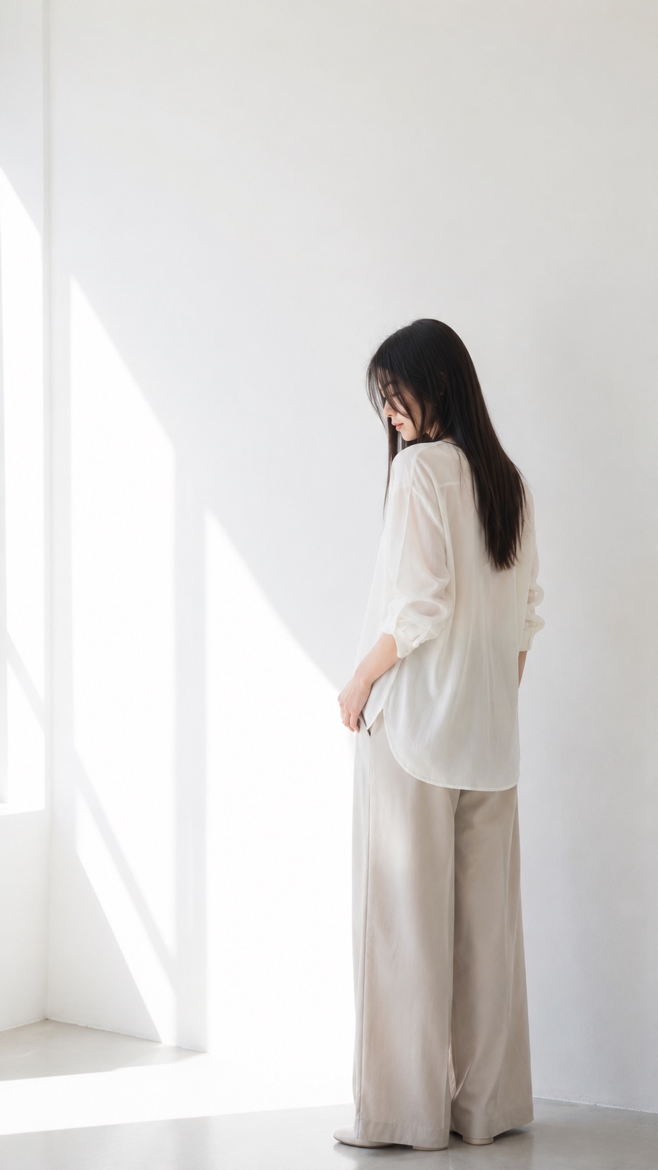 明るいサロンに立つyoures hairの女性美容師