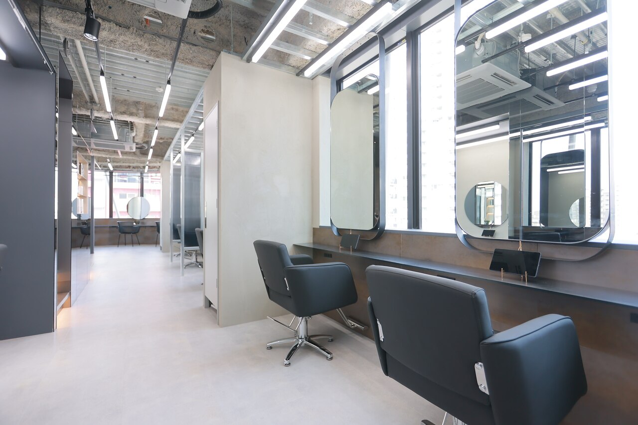 youres hair 東新宿店の内装